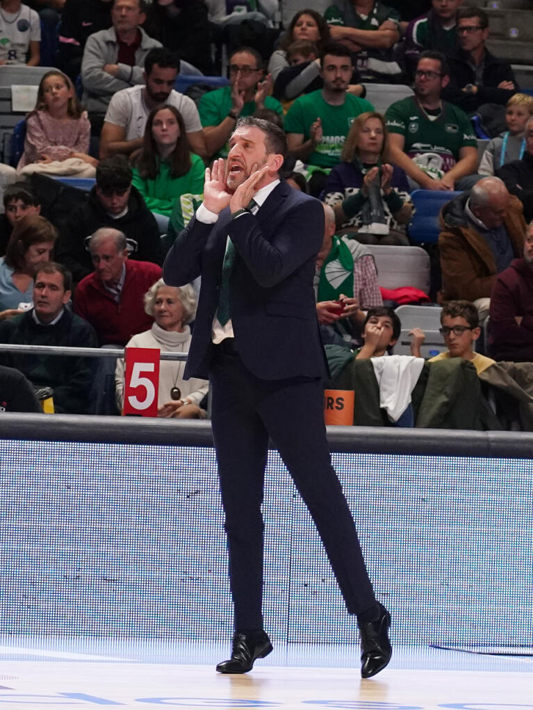 Ibon Navarro, durante el partido dirigiendo a sus jugadores