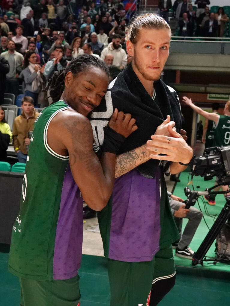 Kendrick Perry y Dylan Osetkowski celebran la vistoria