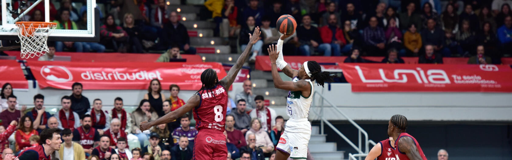 Kendrick Perry lanza a una mano frente al UCAM Murcia