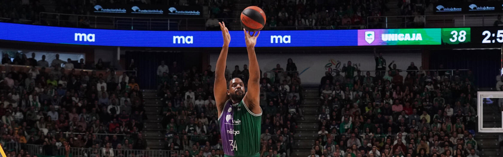 Will Thomas lanza (y anota) un triple