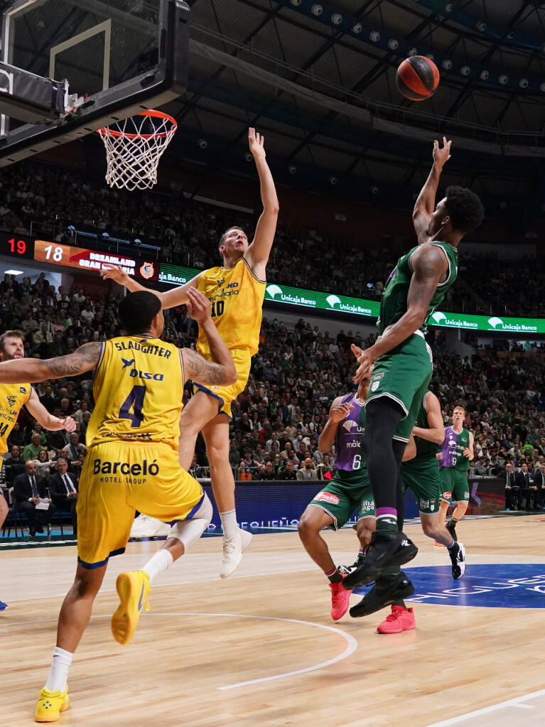 Tyson Carter deja una bomba durante el partido