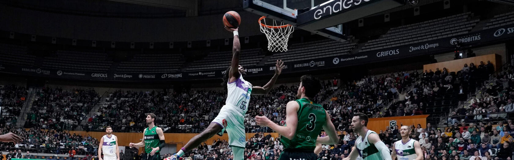 Kendrick Perry realiza una bandeja frente al Joventut