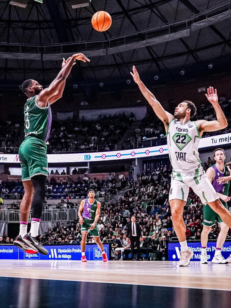 Melvin Ejim lanzando a canasta