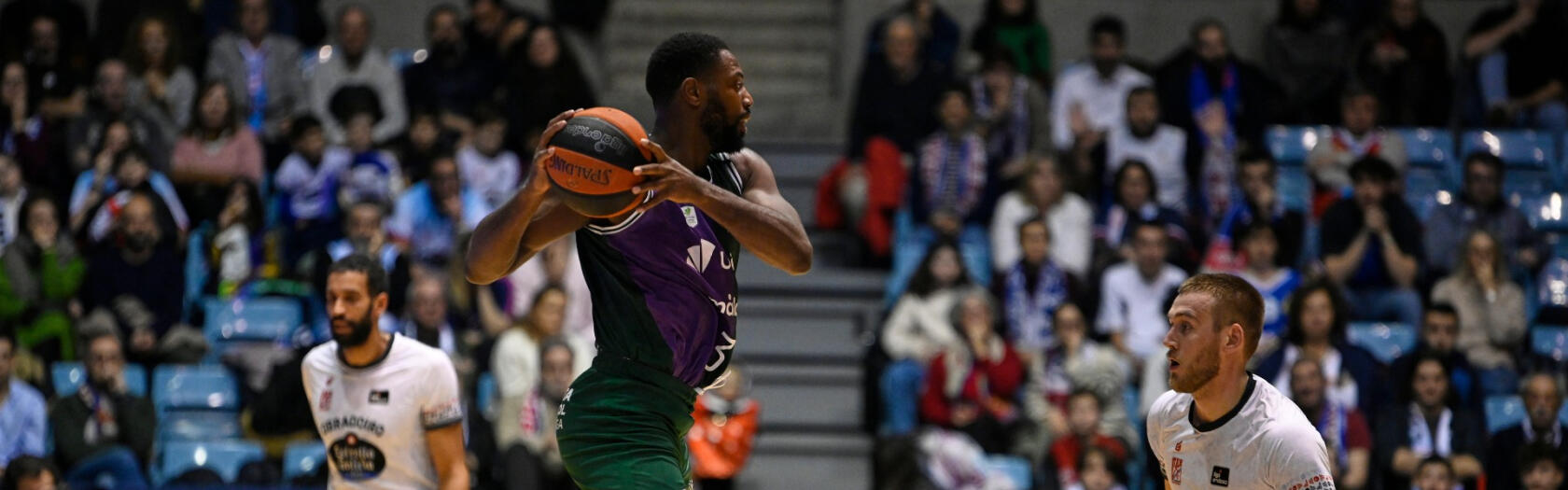 Melvin Ejim busca un pase ante el Monbus Obradoiro.