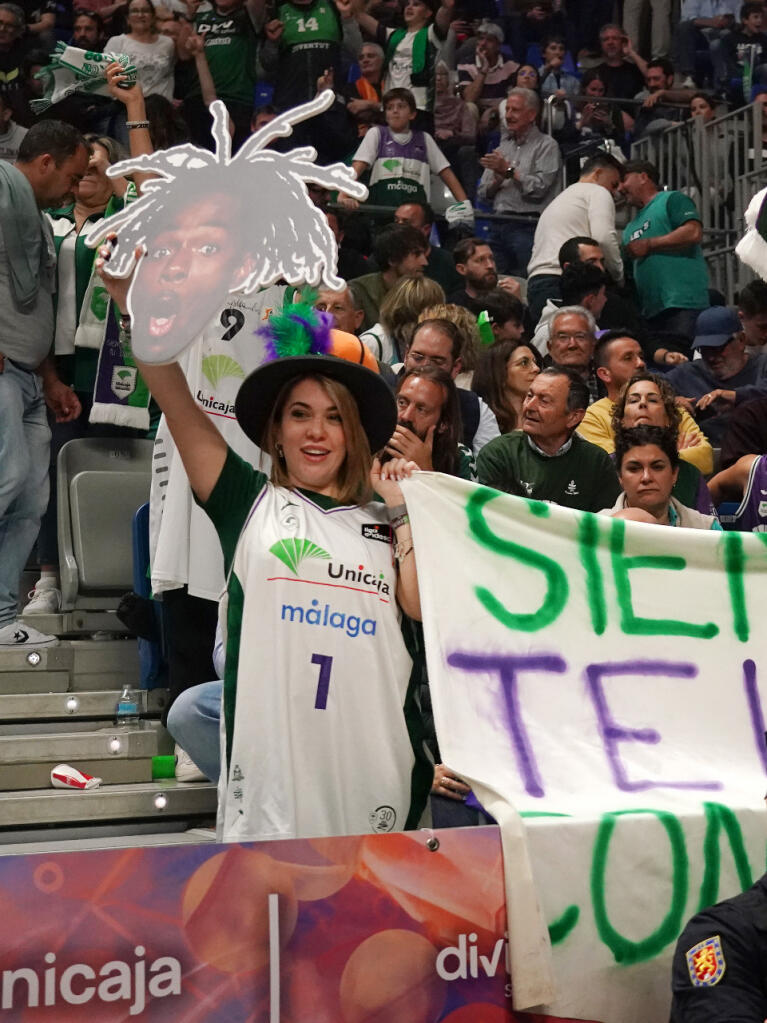 La afición celebrando las jugadas de su equipo