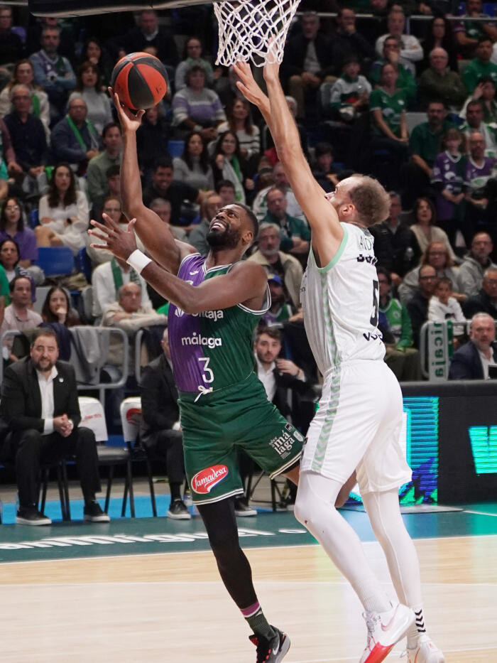 Melvin Ejim trata de anotar ante Andersson