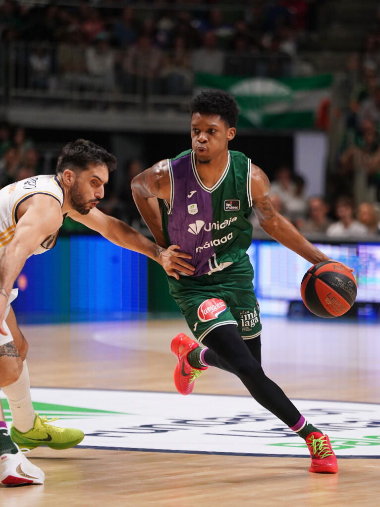 Tyson Carter intenta superar a Campazzo