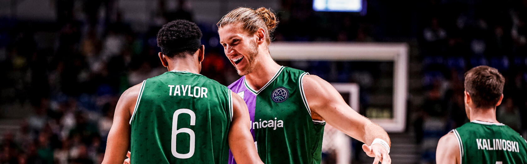 Kameron Taylor y Dylan Osetkowski celebran una acción del partido