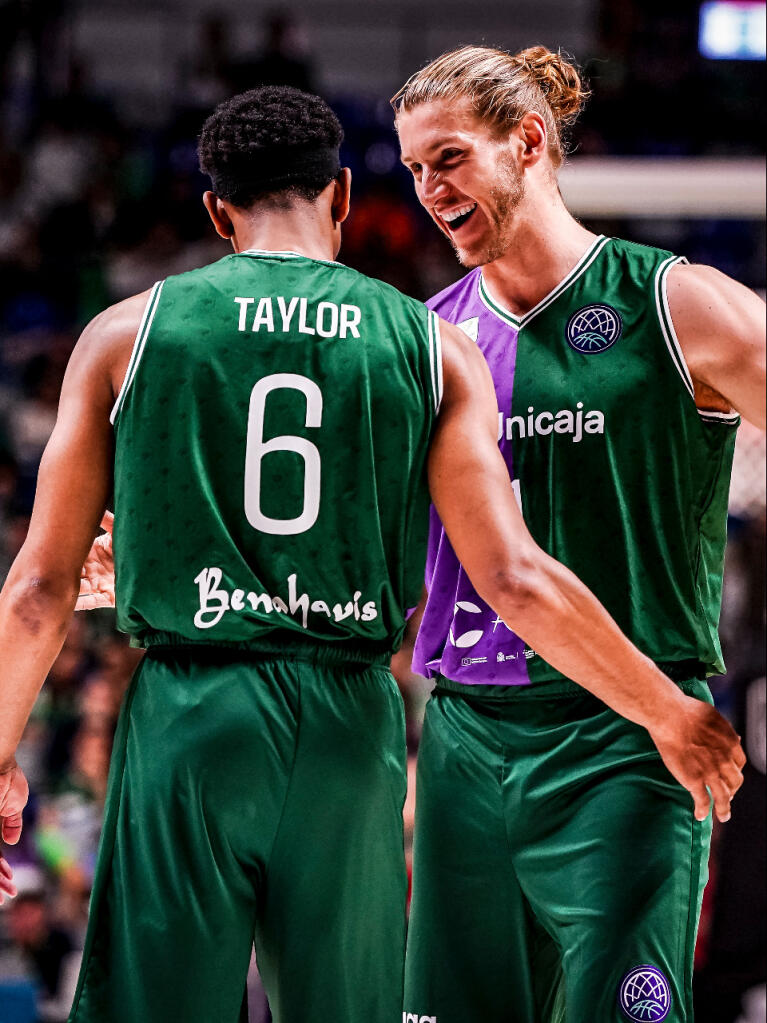 Kameron Taylor y Dylan Osetkowski celebran una acción del partido