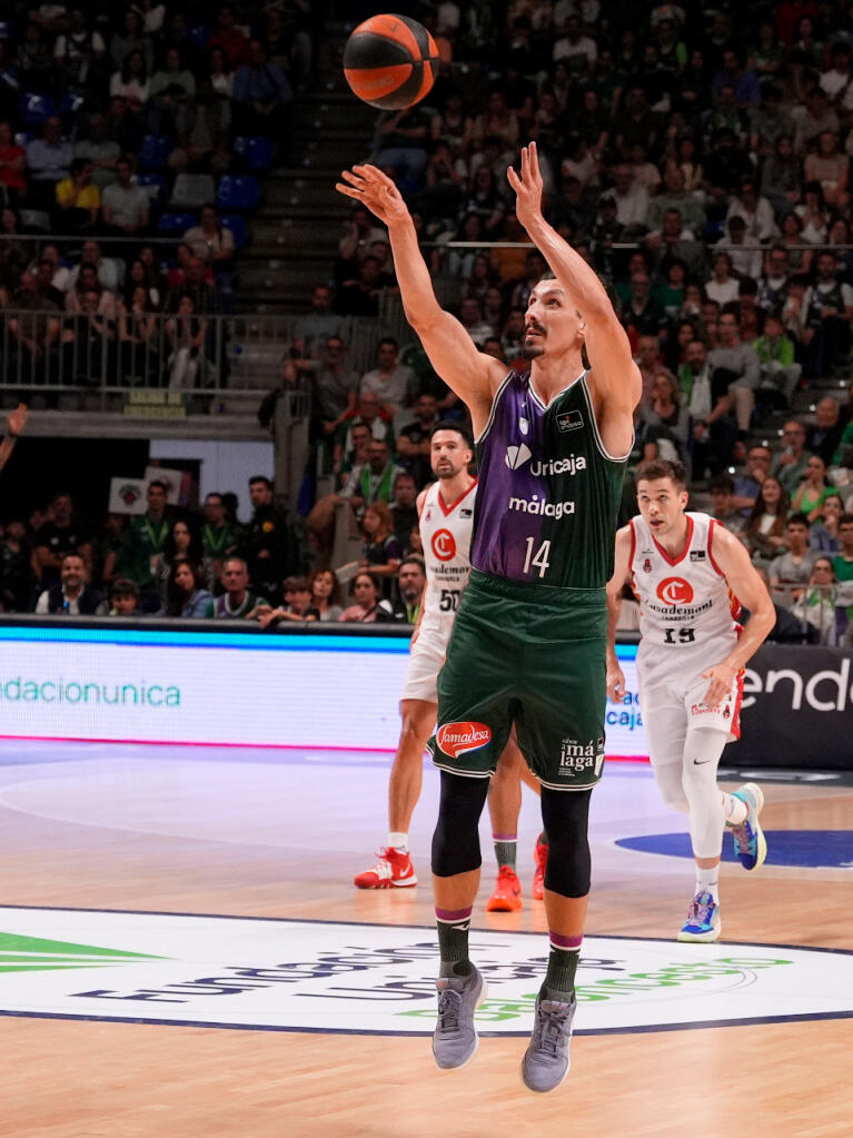 Nihad Djedovic lanza un triple