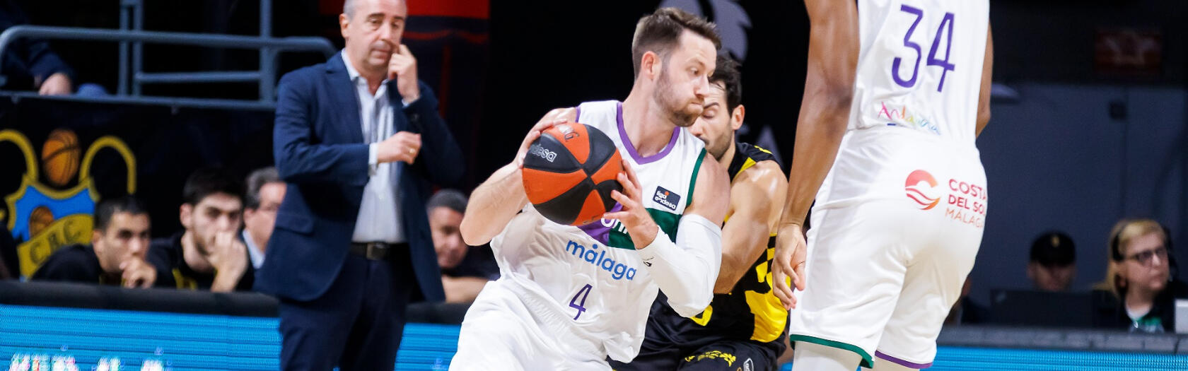 Tyler Kalinoski intenta zafarse de su defensor