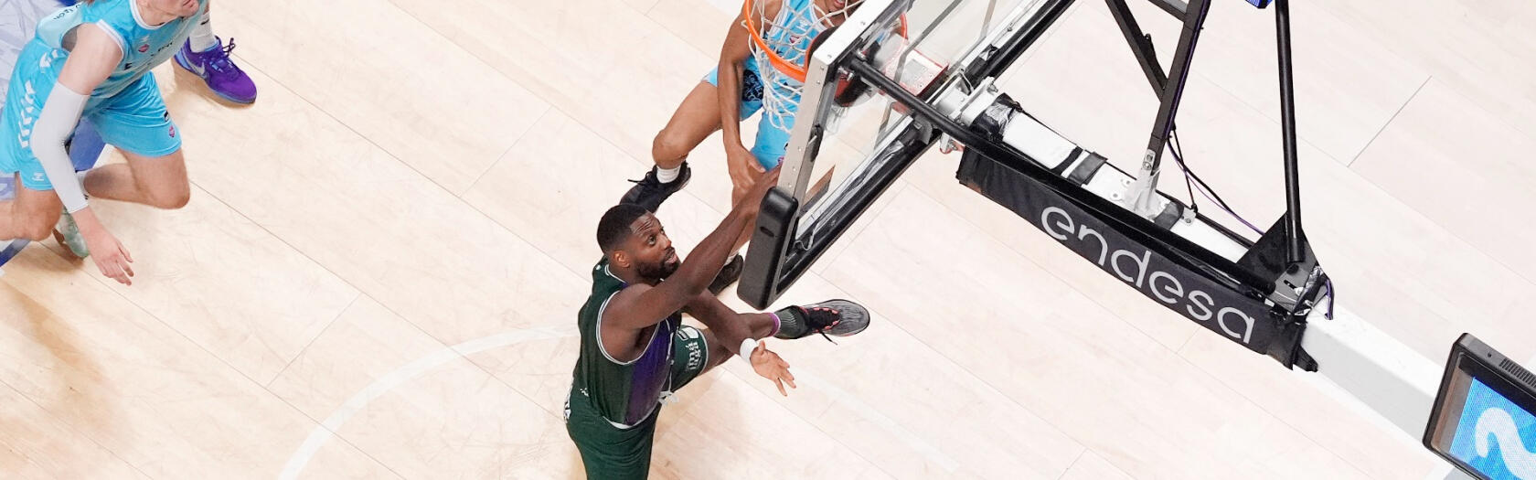 Melvin Ejim anota bajo canasta