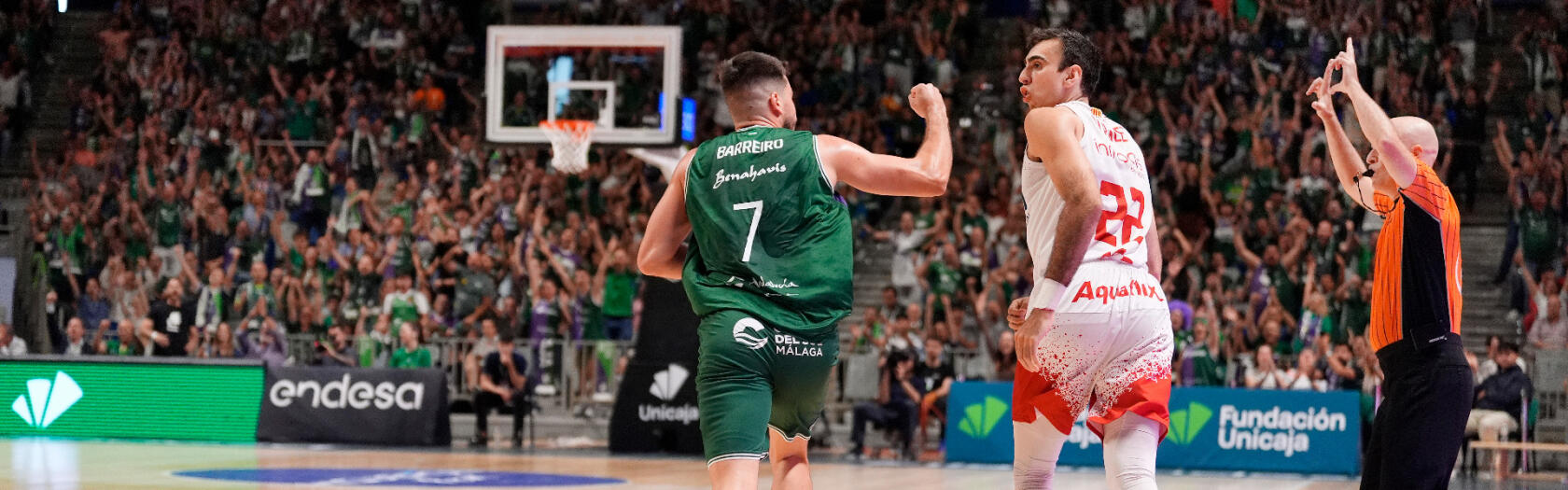 Jonathan Barreiro celebra el triple que anotó en el segundo cuarto