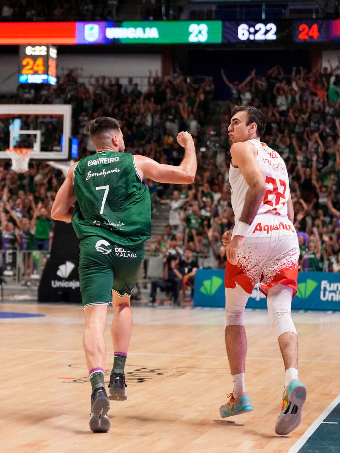 Jonathan Barreiro celebra el triple que anotó en el segundo cuarto