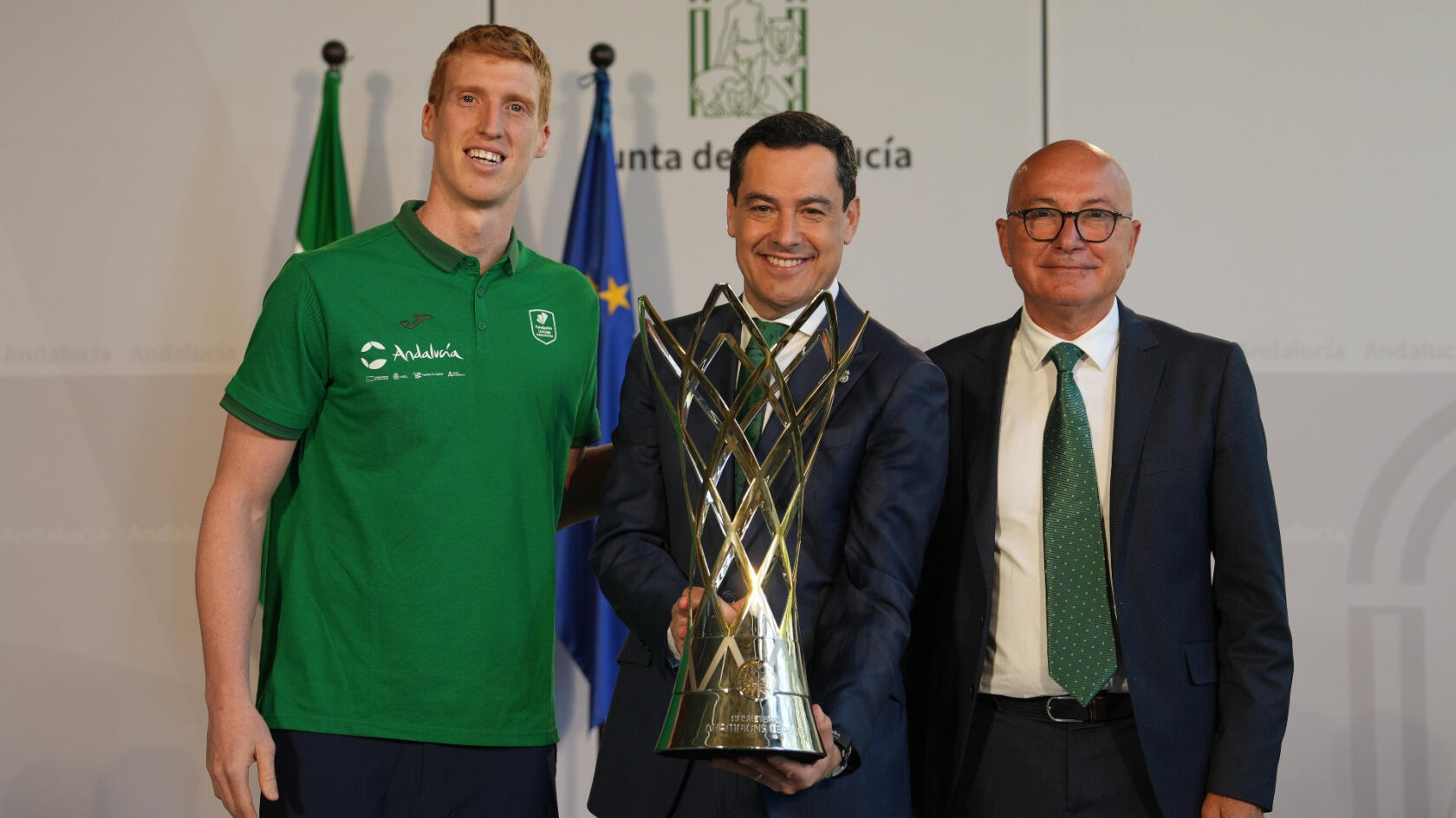 The president of Junta de Andalucía receives Unicaja after the big success in BCL