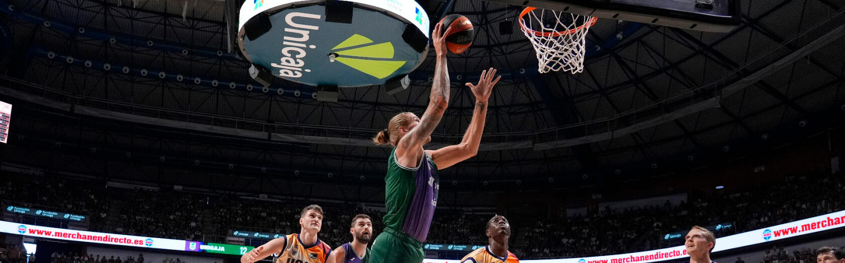 Dylan Osetkowski se dispone a anotar
