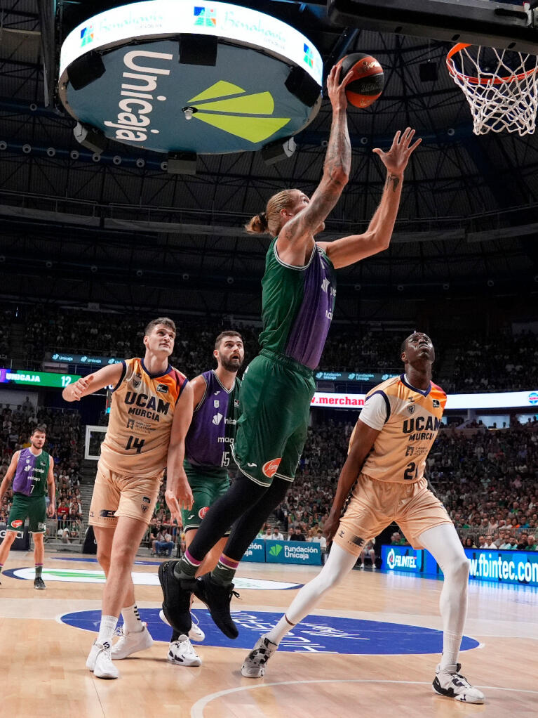 Dylan Osetkowski se dispone a anotar