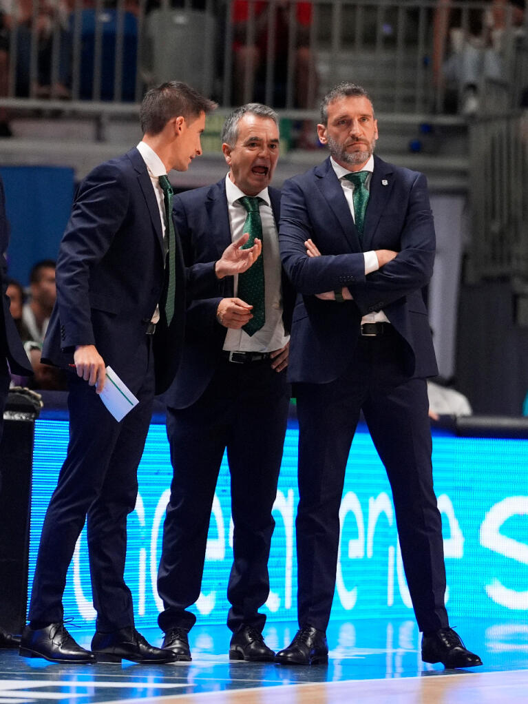 Ibon Navarro con su cuerpo técnico en un momento del partido