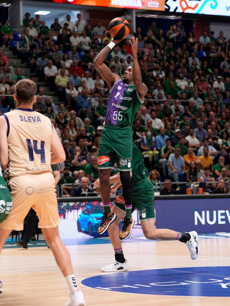 Kendrick Perry lanza a canasta