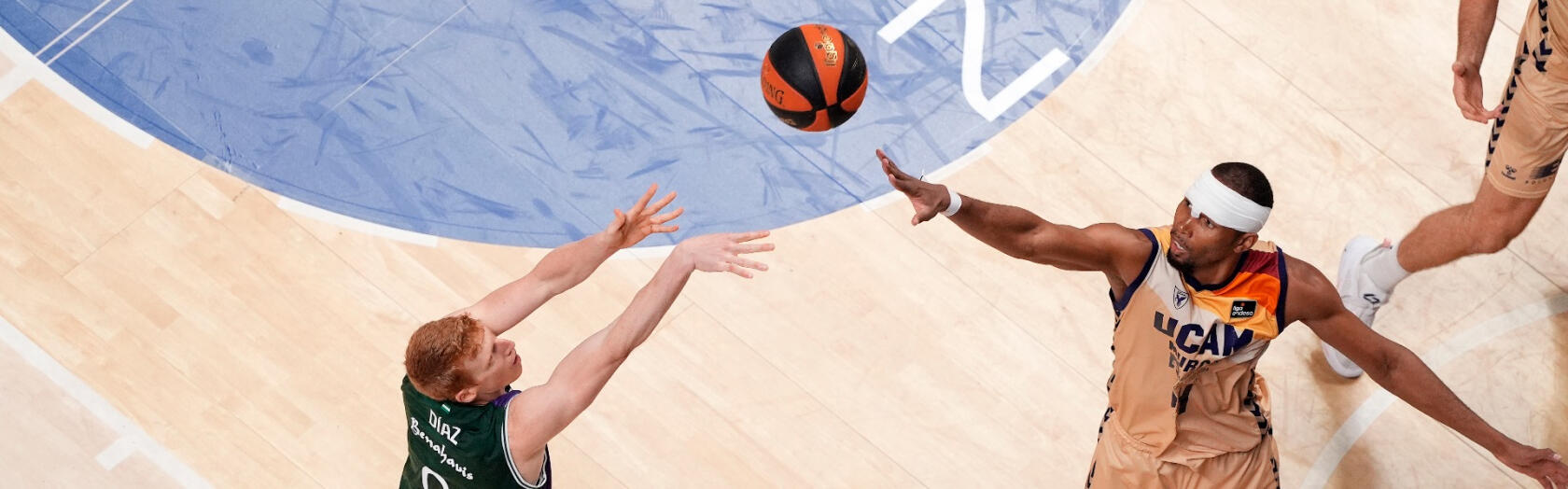 Alberto Díaz lanza un triple ante Caupain