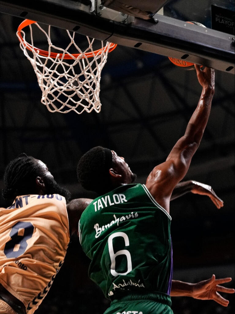 Kameron Taylor entra a canasta ante Sant Ross