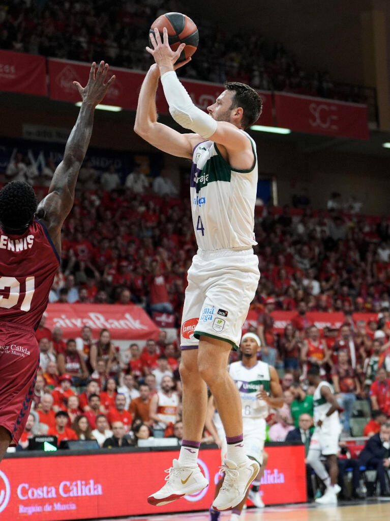 Tyler Kalinoski lanza ante Dylan Ennis