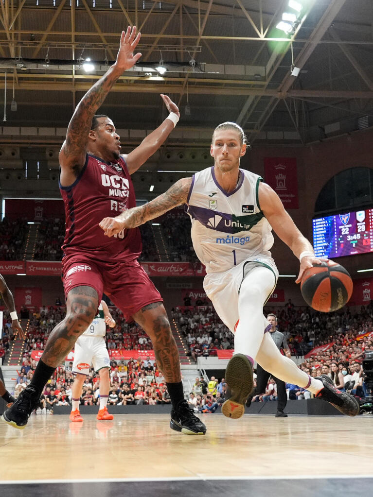 Dylan Osetkowski trata de progresar ante Caupain