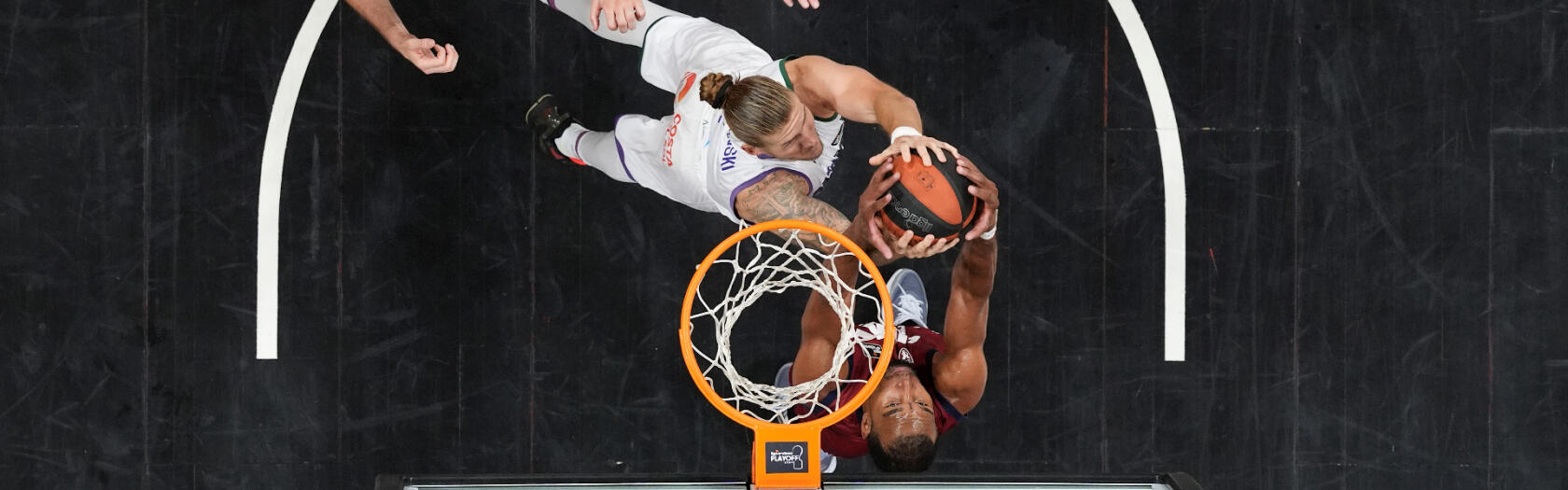 Preciosa imagen de Dylan Osetkowski tratando de hacerse con un rebote ante Morin