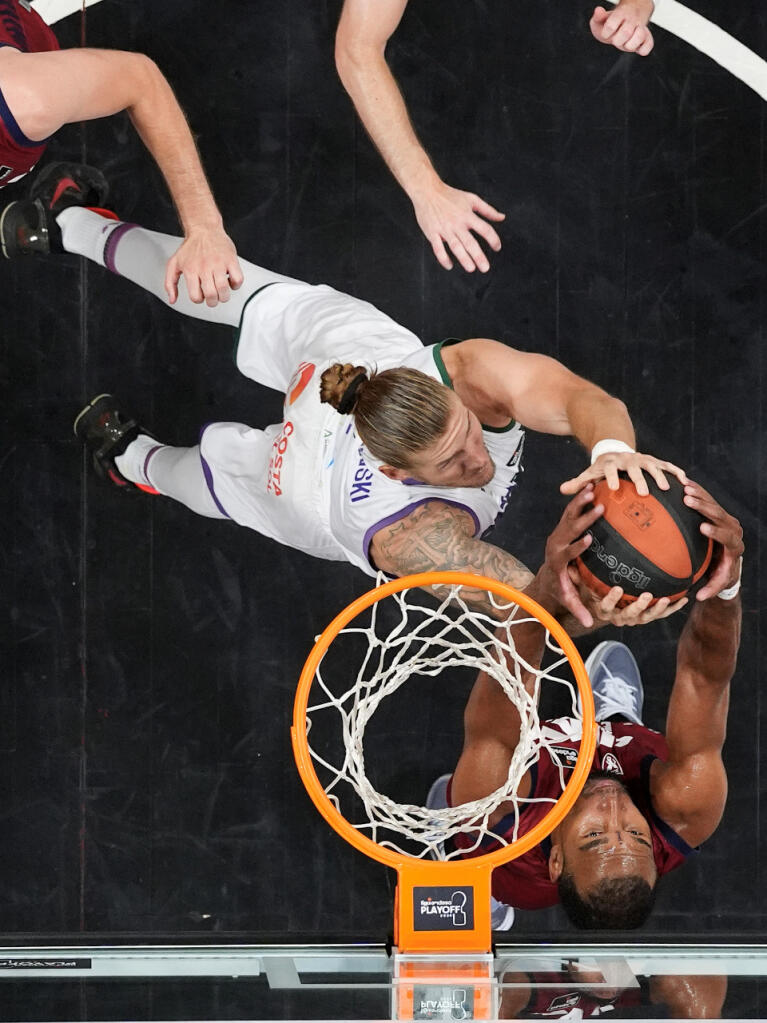 Preciosa imagen de Dylan Osetkowski tratando de hacerse con un rebote ante Morin