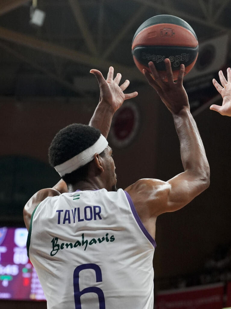 Kameron Taylor lanza a una mano ante Caupain