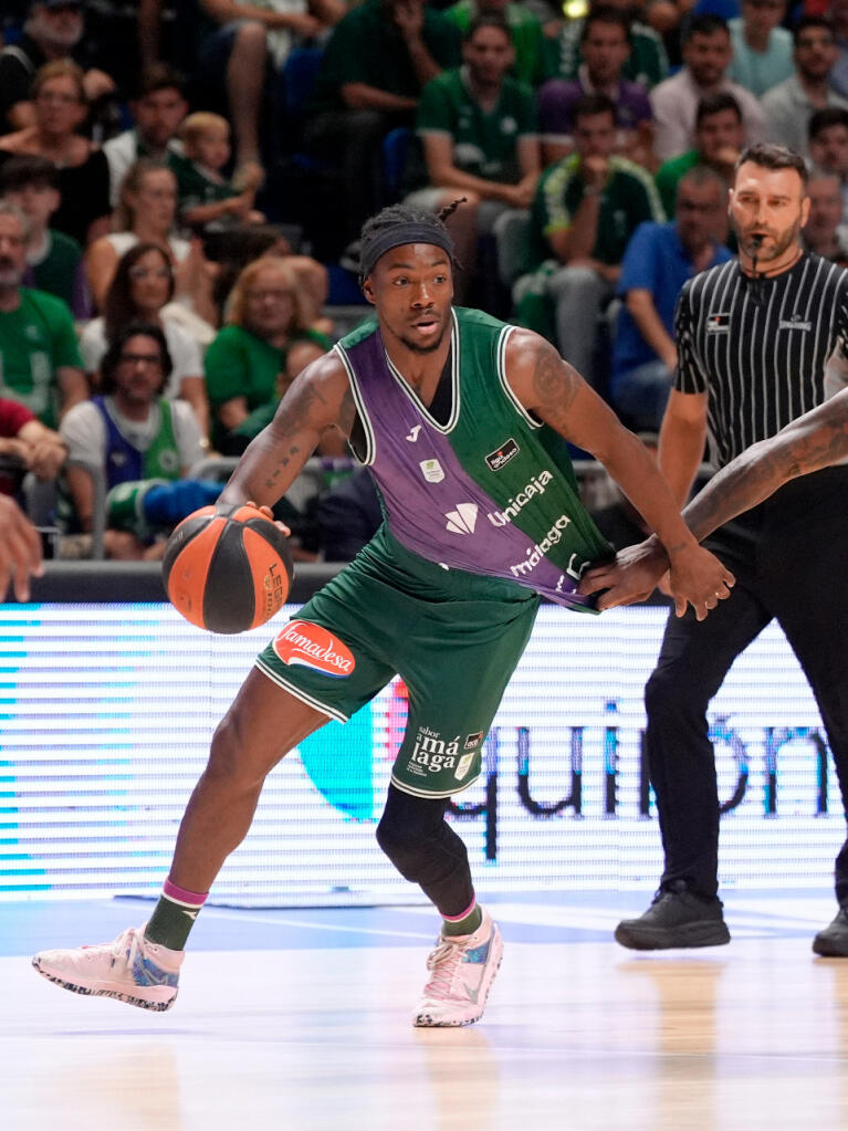 Kendrick Perry trata de superar a Dylan Ennis