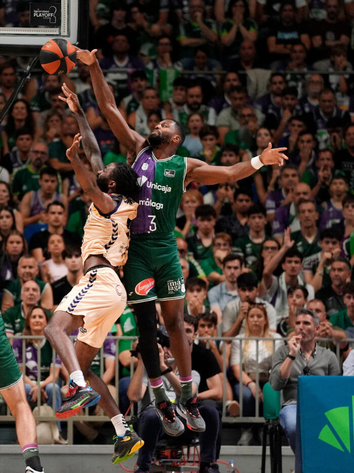 Tapón de Melvin Ejim sobre Howard Sant-Roos