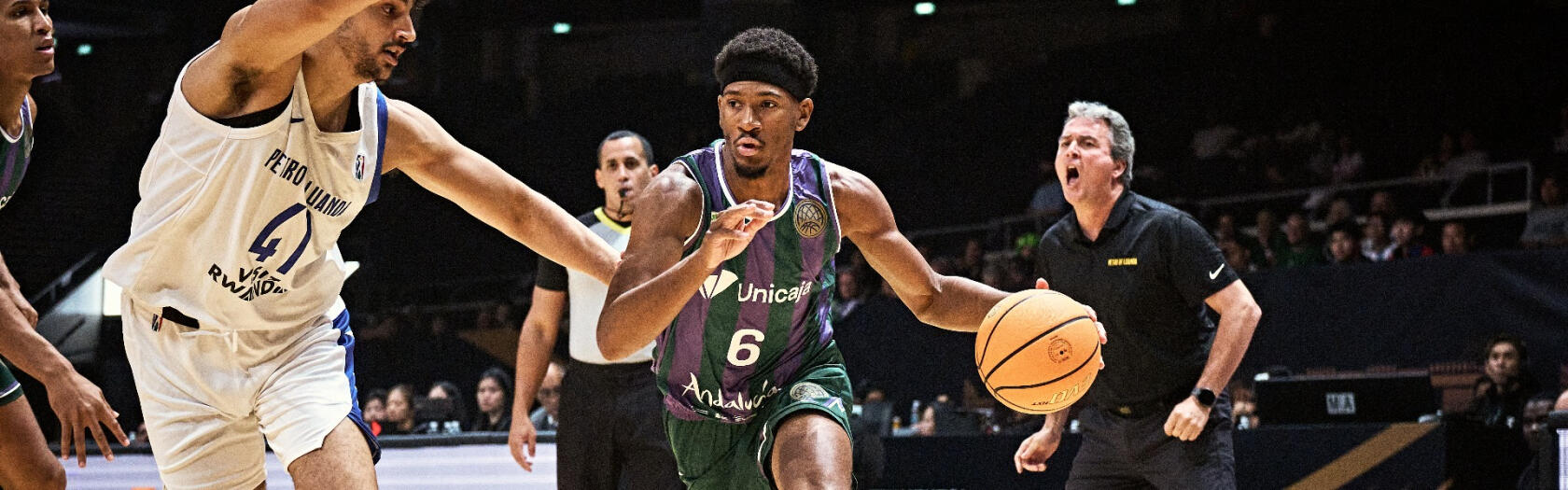Kameron Taylor desborda a su defensor