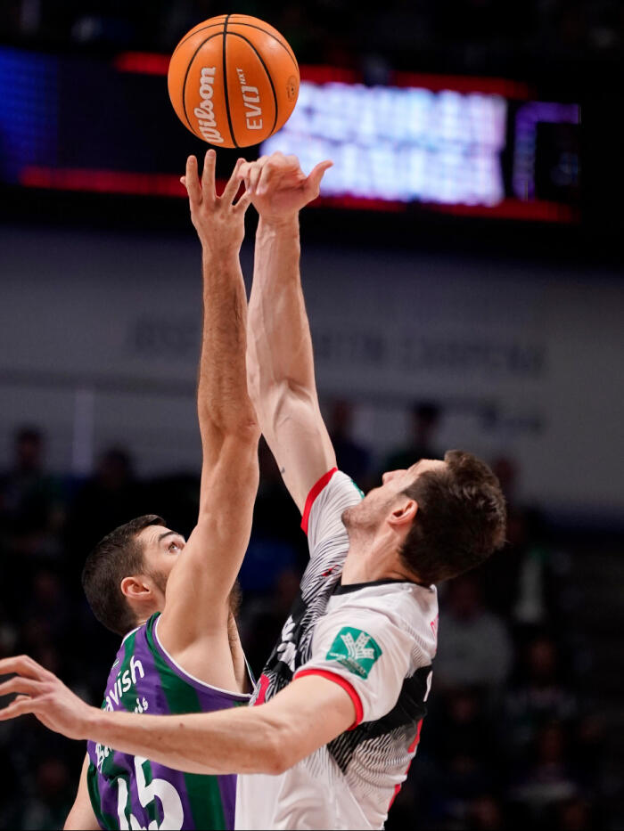 Salto inicial entre Rubén Guerrero y David Kravish