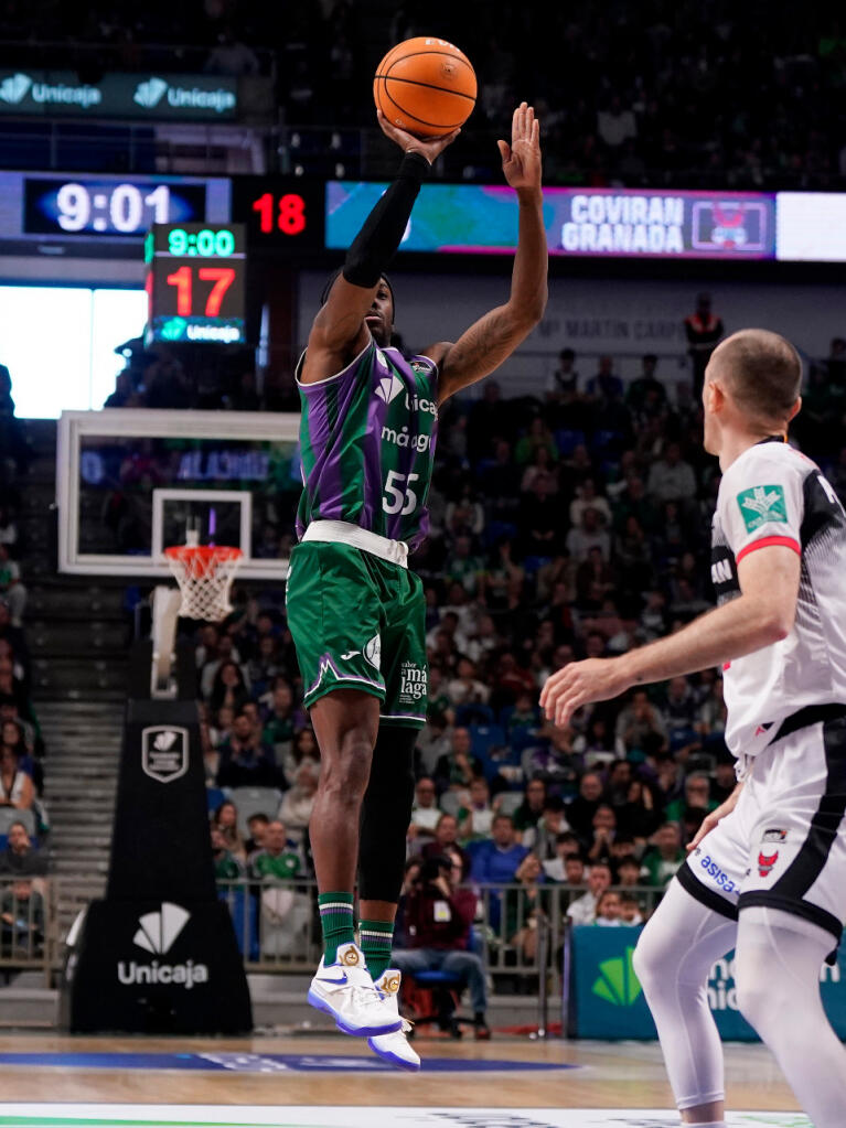 Kendrick Perry lanza de tres