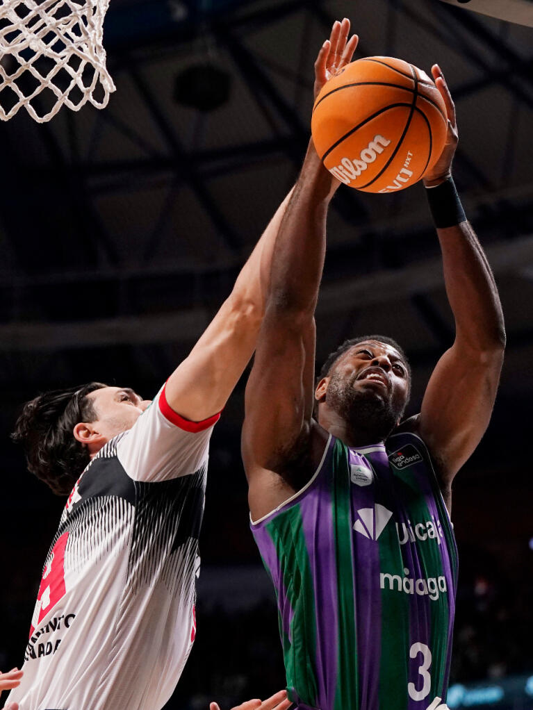 Melvin Ejim en una jugada con Pere Tomàs
