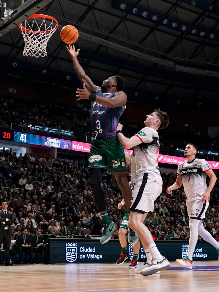 Melvin Ejim intenta anotar en contraataque