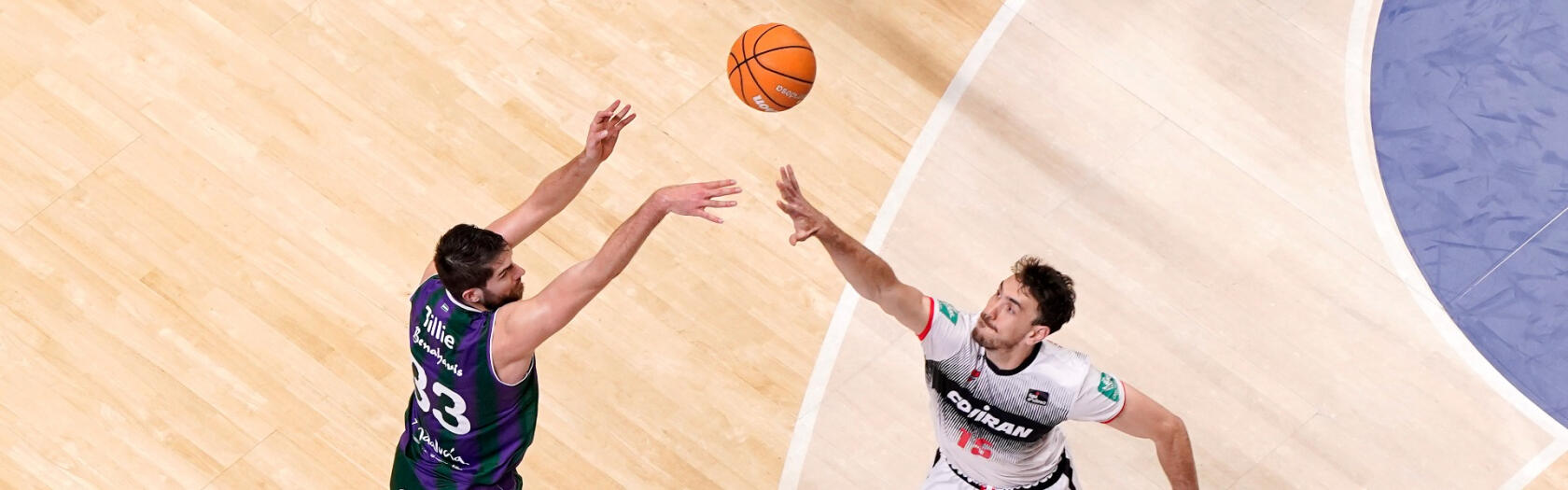 Killian Tillie lanza uno de los 5 triples que anotaría frente al Coviran Granada.