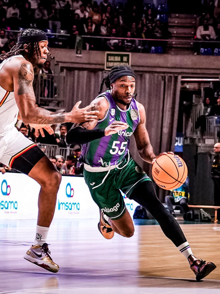 Kendrick Perry defendido por Wallace