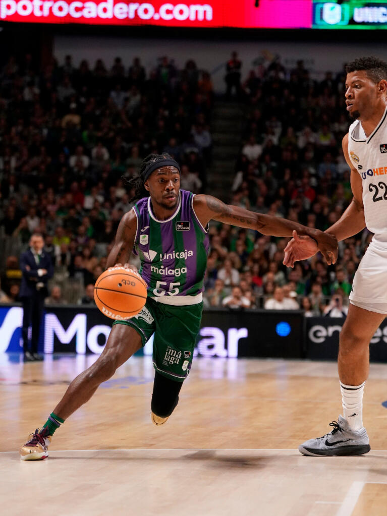 Kendrick Perry intenta superar a Tavares