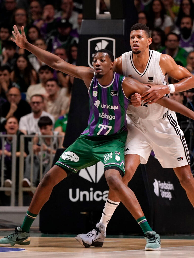 Yankuba Sima luchando por la posición con Tavares