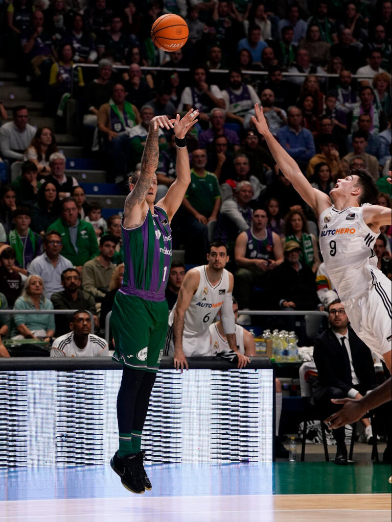 Dylan Osetkowski lanza un triple