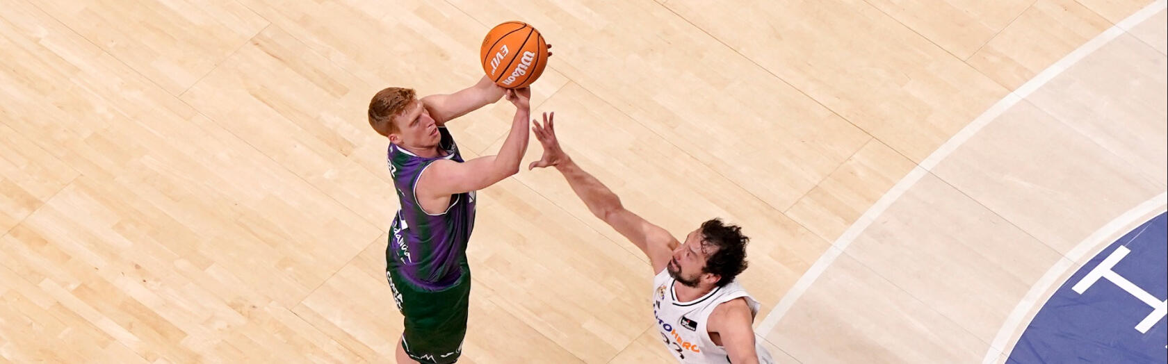 Alberto Díaz lanza un triple ante Sergio Llull.