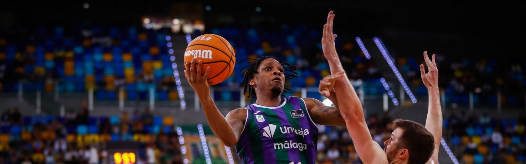 Tyson Carter busca una bandeja.