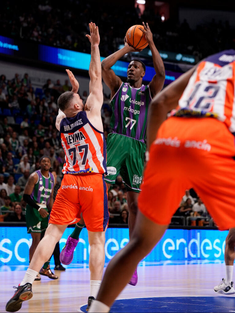 Yankuba Sima lanza ante Burjanadze