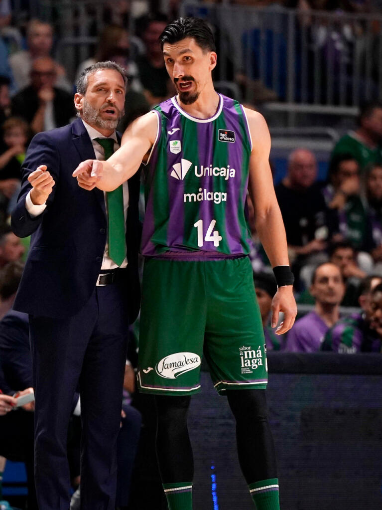 Ibon Navarro da indicaciones a Nihad Djedovic