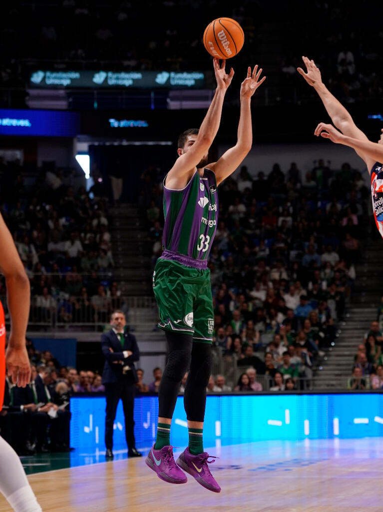 Killian Tillie lanza de tres
