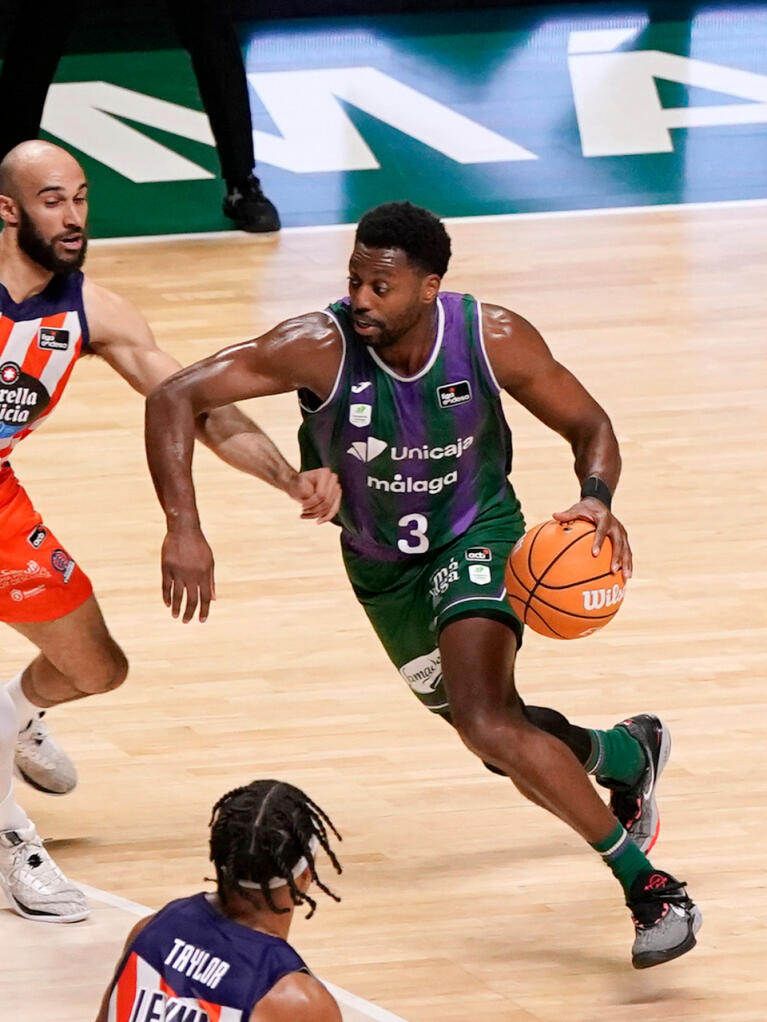 Melvin Ejim intenta ir hacia el aro