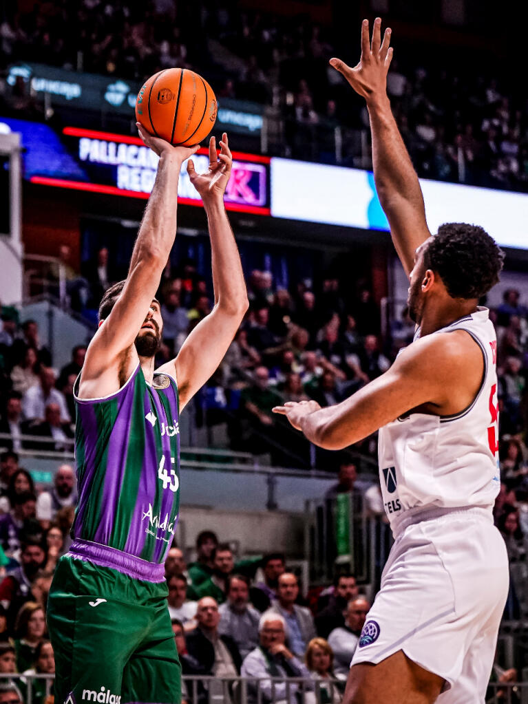 David Kravish lanza ante Cheatham