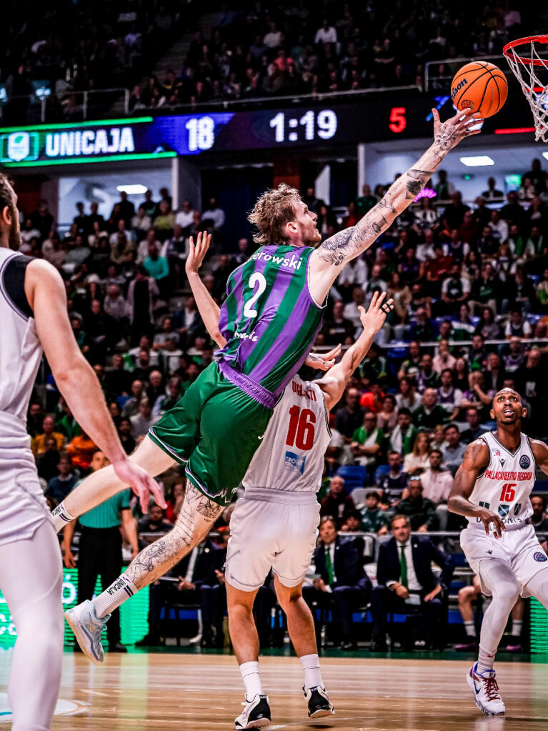 Olek Balcerowski se estira para anotar una canasta